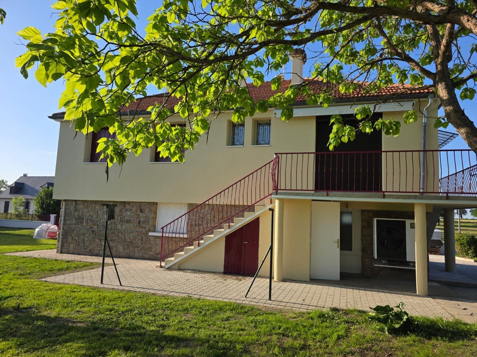 Maison après travaux d’isolation extérieure par Aksa Rénovation