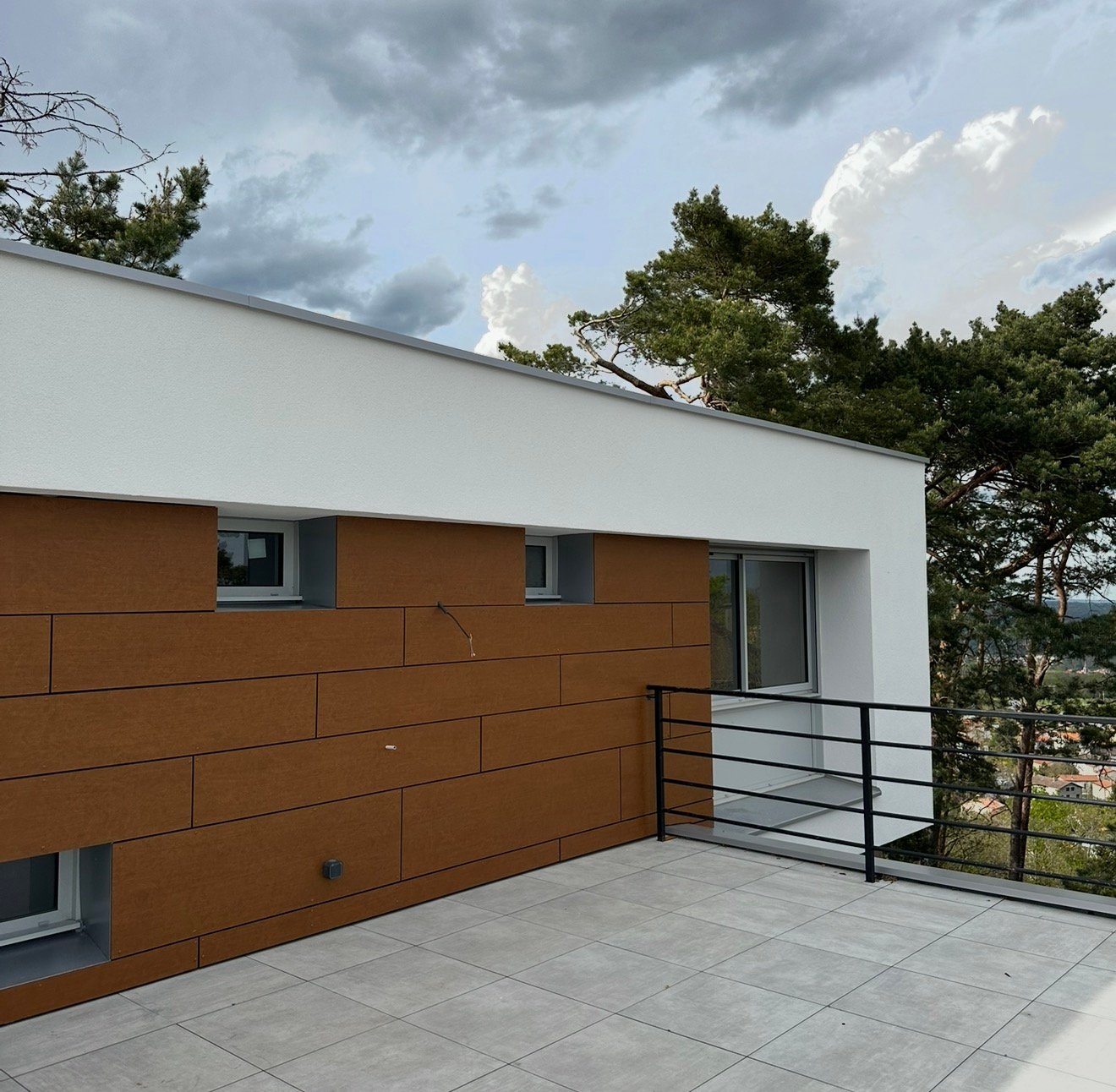 Façade contemporaine blanche et bois avec terrasse, Isomur Groupe