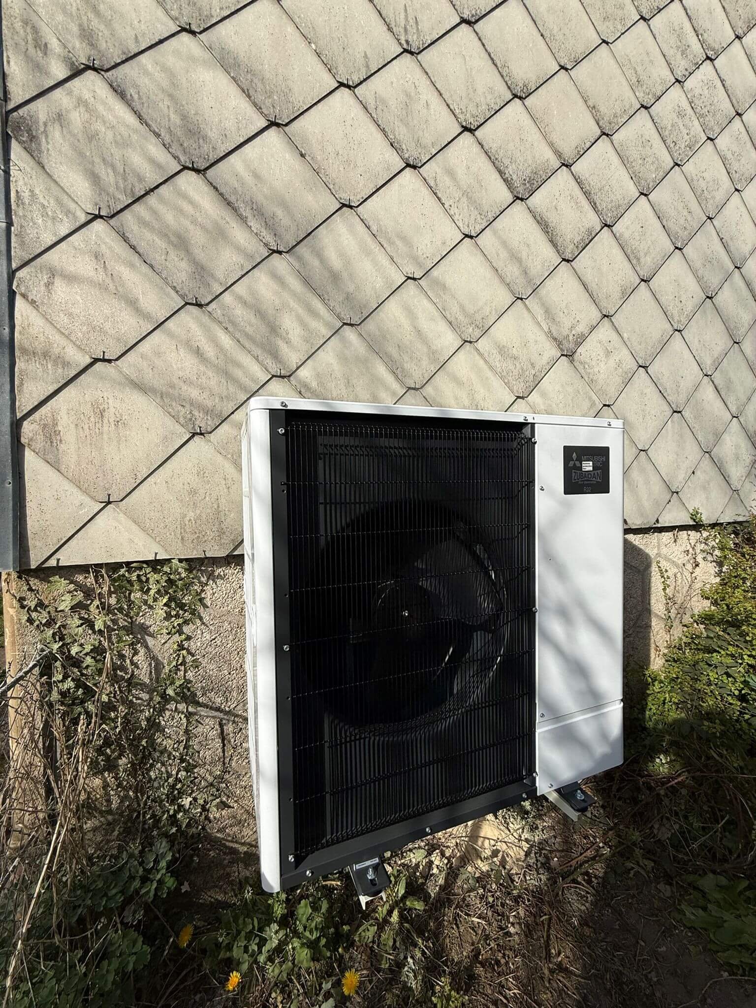 Unité extérieure d’une pompe à chaleur Mitsubishi Electric installée par Aksa Rénovation